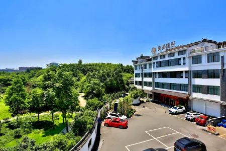 Young Hotel (Yiwu Fotang Ancient Town Old Street) Отели рядом с достопримечательностью «School of Modern Science and Technology, China University of Metrology (Yiwu Campus)»