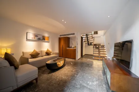 Floral Hotel·Yinlu hotel  (Huitong Ancient Village Shop, Tangjiawan Town, Zhuhai) Отели рядом с достопримечательностью «Zhuhai Branch of Beijing Normal University Dormitory»