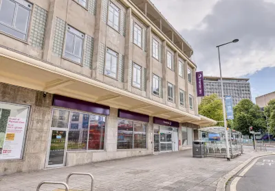 Premier Inn Plymouth City Centre (Derry's Cross) Отели рядом с достопримечательностью «Saltram (National Trust)»