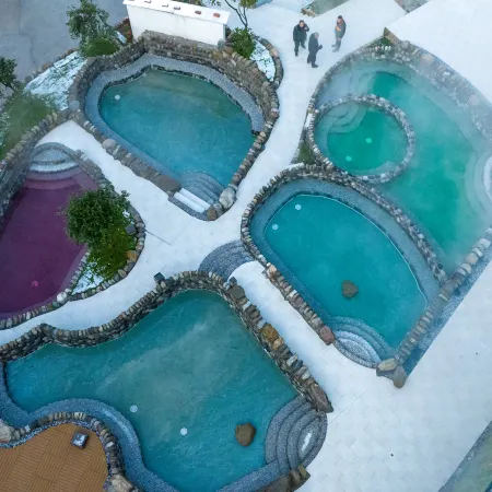 Lakefront Yayuan Hot Spring Hotel