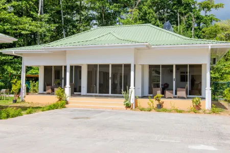 Macmillans Holiday Villas Отели в г. Праслин-Айленд