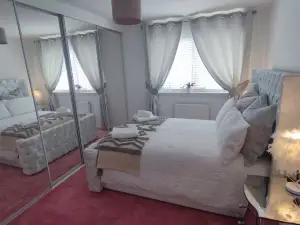 Lovely 2 Bedroom Modern Ground Floor Flat