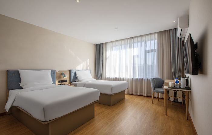 Ease Hotel (Dehui West Station New Oriental Shopping Center)