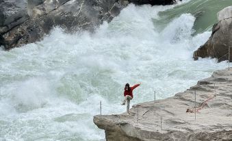 Tiger Leaping Gorge Lixia Mountain Residence Cliff Homestay