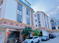Yiliang Jiulong Tushun Hotel Hotel dekat Dixiadao Stone Forest