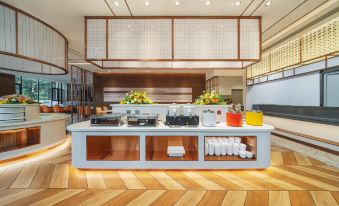 Translated into Longze Huili Hotel International