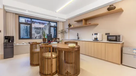 Starlight Cabin Holiday Inn (Wuyuan High-speed Railway Station Branch)