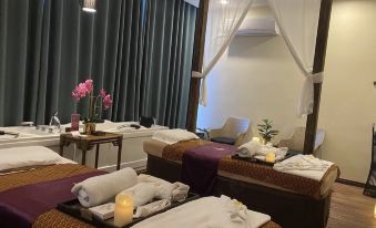 Vienna International Hotel (Xingyi Wanfenglin Airport Pingdong Square)