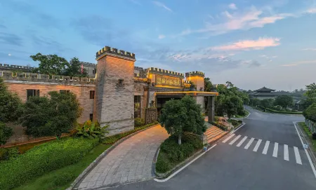 Chibi Dingtu International Hotel Отели рядом с достопримечательностью «Red Cliff Ancient Battlefield of The Three Kingdoms»