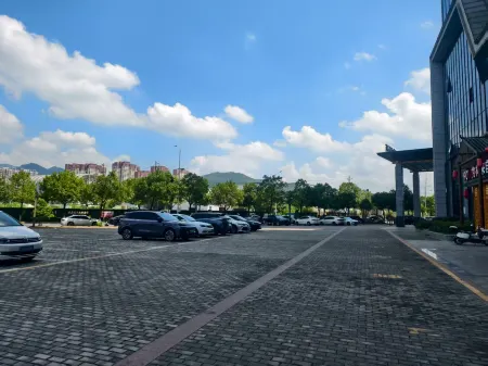 Longnan Yihan Homestay Отели рядом с достопримечательностью «Binjiang Square»