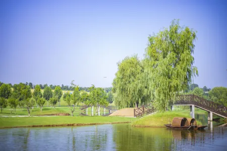 Jiangnanchun Hot Spring Resort Hotel Отели рядом с достопримечательностью «Huancuiyu Scenic Area»