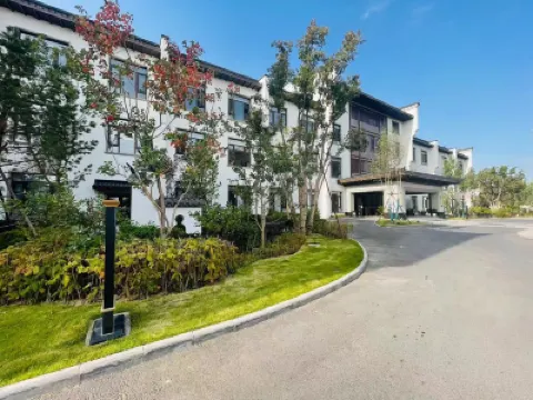 Jinghong Tianqing Hotel (Yijin Holo City Government Shop) Hotels near Ulan Mulun Lake