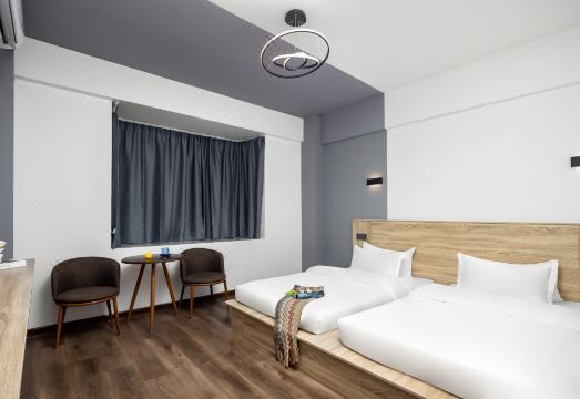 러이 호텔의 외관 또는 주변 도로 모습