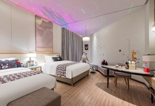 라마다 호텔의 넓은 객실 또는 휴게공간 이미지