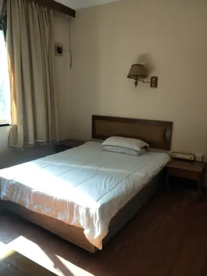 Xinchang Dongyuan Hotel Hotels near Xinchangbei Railway Station