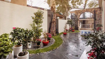 East Lake Xitang Guest House Отели рядом с достопримечательностью «China University of Geosciences»