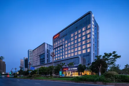 Hampton by Hilton  Deqing Отели рядом с достопримечательностью «Moganshan Senbo Resort Nature Park»