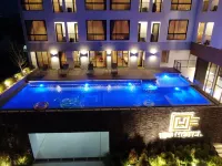 W3 Hotel - Rooftop Pools