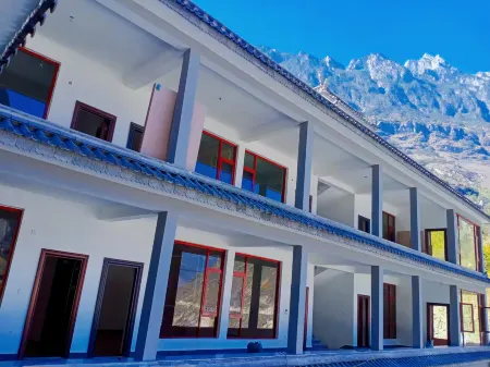 Shangri-La Tiger Leaping Gorge Taoyuan Inn Отели рядом с достопримечательностью «First bay of the Yangtze River»