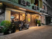 Noir Cafe and Hostel - Chinatown Hotel di Pom Prap Sattru Phai
