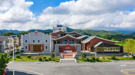 There is a hospital on the side of the long way Отели рядом с достопримечательностью «Xincun Gymnasium»