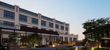 Hengxuan Hotel (Zhongxian Wanda Plaza) Отели рядом с достопримечательностью «Zhongzhou Old Street»