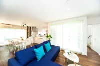 Shiga Lakeside Villa فنادق في تاكاشيما