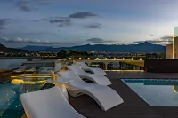 Bamboo Boat Snow Mountain Resort Lijiang Gucheng - مسبح على السطح