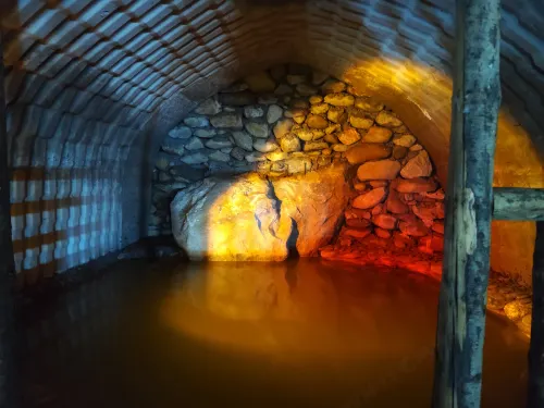 Kangding Cave Hot Spring Hotel