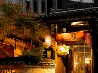 Fenghuang Zen Courtyard Retreat （ Century-old house·Hanfu Experience· thousand-year-old tree） - سبا
