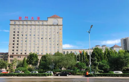 LongMen Plaza Отели рядом с достопримечательностью «Jiulong Temple»