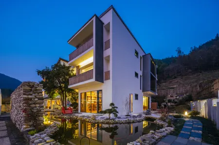 Floral Lux Hotel·Yichun Jiuyu Xinzhi Light Luxury Homestay (Mingyueshan Hot Spring Resort Branch) Отели в г. Ичунь