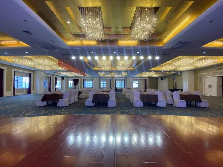 Jinjiang Metropolo Hotel (Ordos Wanzheng Plaza) Отели рядом с достопримечательностью «Yike Zhaomeng Monument»