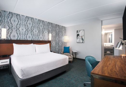 코트야드 바이 메리어트의 야외 수영장