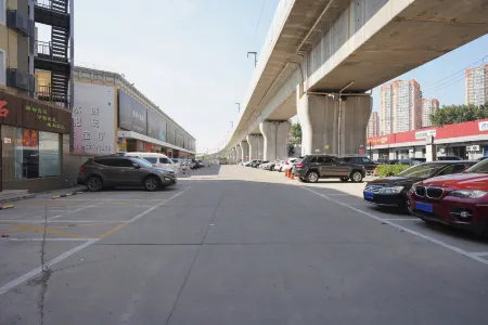 Jingcheng Business Hotel (Beijing Shilihe Metro Station)