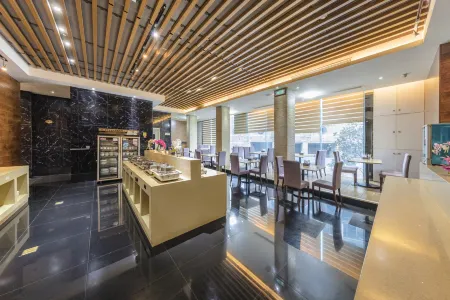 Dongfang Guoji Weiyue Hotel Отели рядом с достопримечательностью «Ningde Normal University (South to Ningde Customs Anti-smuggling Bureau)»