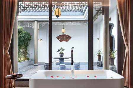 Boyin Yinianjian Hotel (Guilin Two Rivers And Four Lakes Elephant Trunk Hill) Отели рядом с достопримечательностью «Guilin University of Science and Technology»