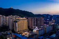 Phoenix Hotel Hotels near Red Army Mountain