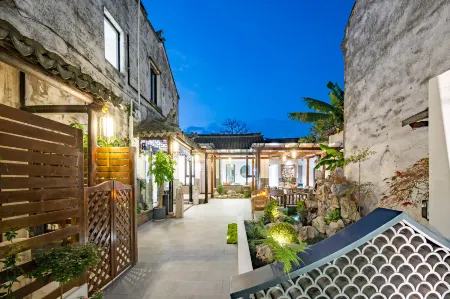 MULAN.HUAYUE Отели рядом с достопримечательностью «Double Bridges»