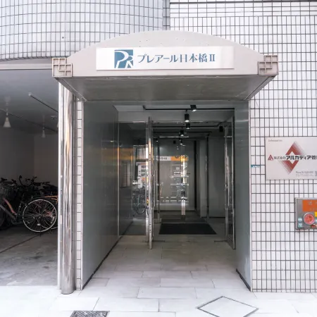 Minimalist Loft 10: Namba Compact Studio & 24/7 Gym