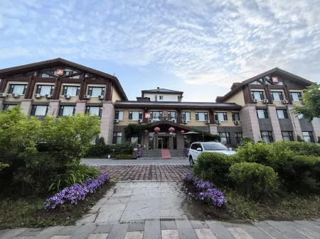 Changbai Mountain Nashan Holiday Hotel Отели рядом со станцией Changbaishan Railway Station