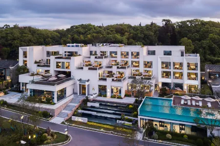 BLOSSOM PAVILION WEISUWAN HUANGSHI Отели рядом с достопримечательностью «Hubei Normal University»