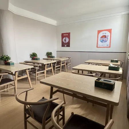 Elong R.YUN Hotel (Zhangye West Railway Station Bell Tower Area)