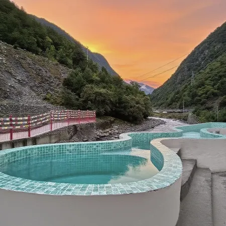 RelaxC Likuan·Hidden World Hot Spring Hotel (Bipenggou Scenic Area Branch)