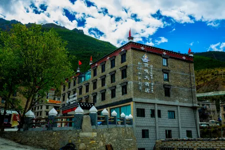 Gongga Hotel (jingpingdian) Отели рядом с достопримечательностью «Yangmaiyong»