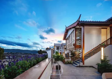 Luyee · Yunxiangguan Panoramic Guesthouse (Dashuiche, Lijiang Old Town)