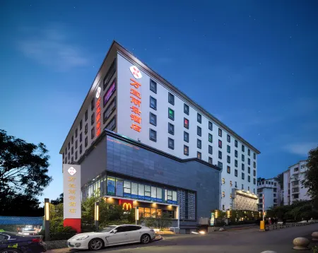 Guiyang Wanyi Lijing Hotel (Huaxi Park Subway Station Wanyi Square Branch) Отели рядом с достопримечательностью «Guizhou Aviation Vocational and Technical College»