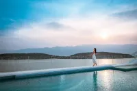 Dali Dots N′ Leopard Lake View Hotel