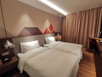 柏曼酒店(潜江高铁站龙虾城店) - 标准双床房