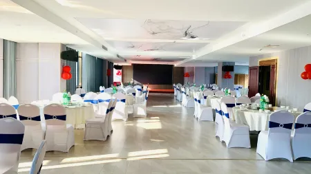 Guang'an Jinmei International Hotel (Shenlongshan Baren Castle) Отели рядом с достопримечательностью «Deng Xiaoping Former Residence Museum»